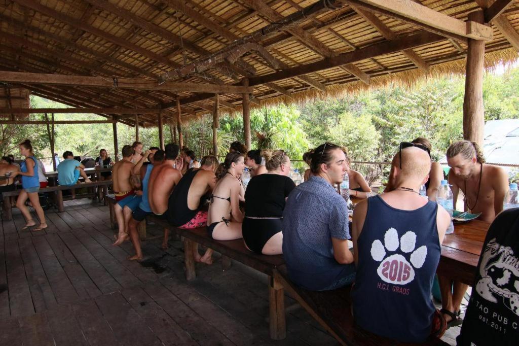 Хостел Mad Monkey Koh Rong Samloem Ронгсанлем Экстерьер фото