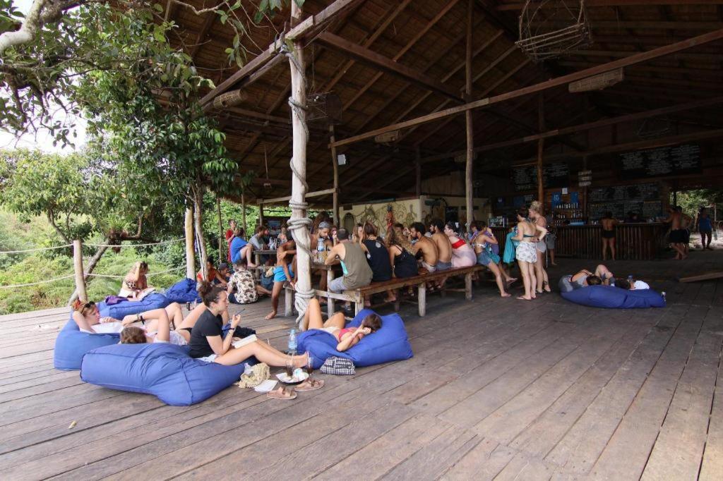 Хостел Mad Monkey Koh Rong Samloem Ронгсанлем Экстерьер фото