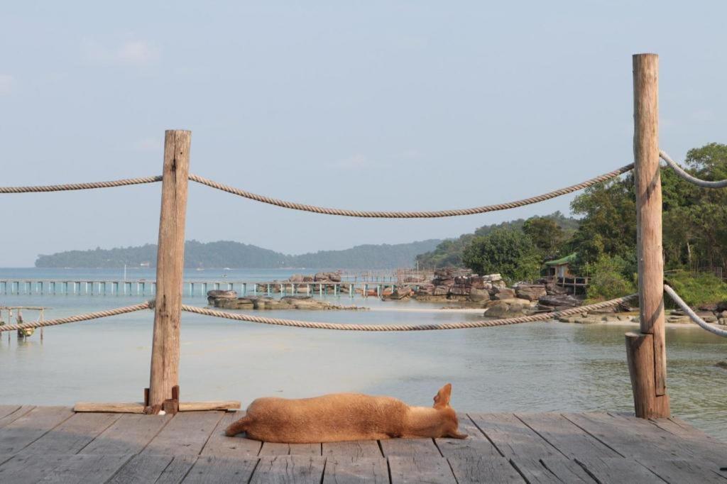 Хостел Mad Monkey Koh Rong Samloem Ронгсанлем Экстерьер фото