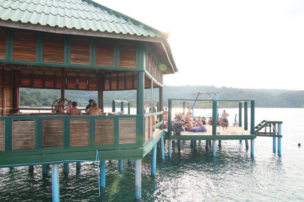 Хостел Mad Monkey Koh Rong Samloem Ронгсанлем Экстерьер фото