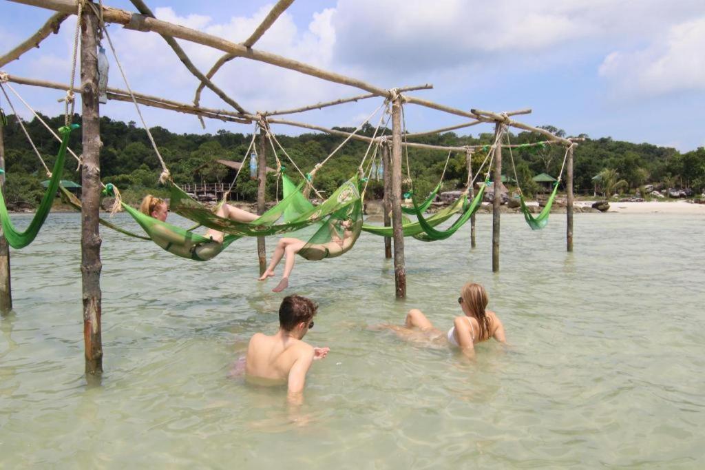 Хостел Mad Monkey Koh Rong Samloem Ронгсанлем Экстерьер фото