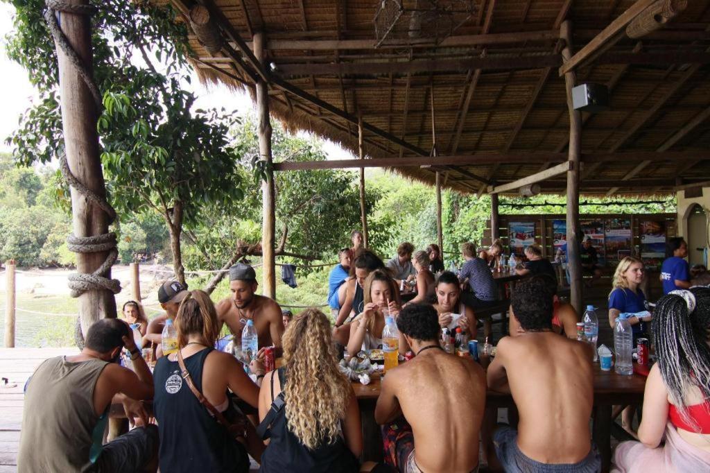 Хостел Mad Monkey Koh Rong Samloem Ронгсанлем Экстерьер фото
